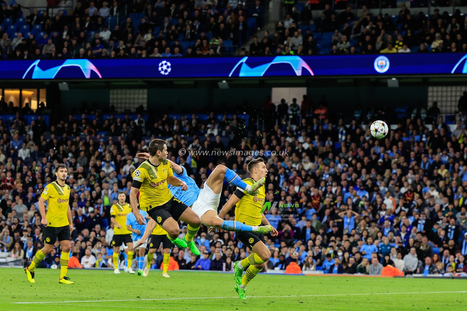 Erling Haaland #9 of Manchester City scores to make it 2-1 during the UEFA Champions League match Manchester City vs Borussia Dortmund at Etihad Stadium, Manchester, United Kingdom, 14th September 2022

(Photo by Conor Molloy/News Images)