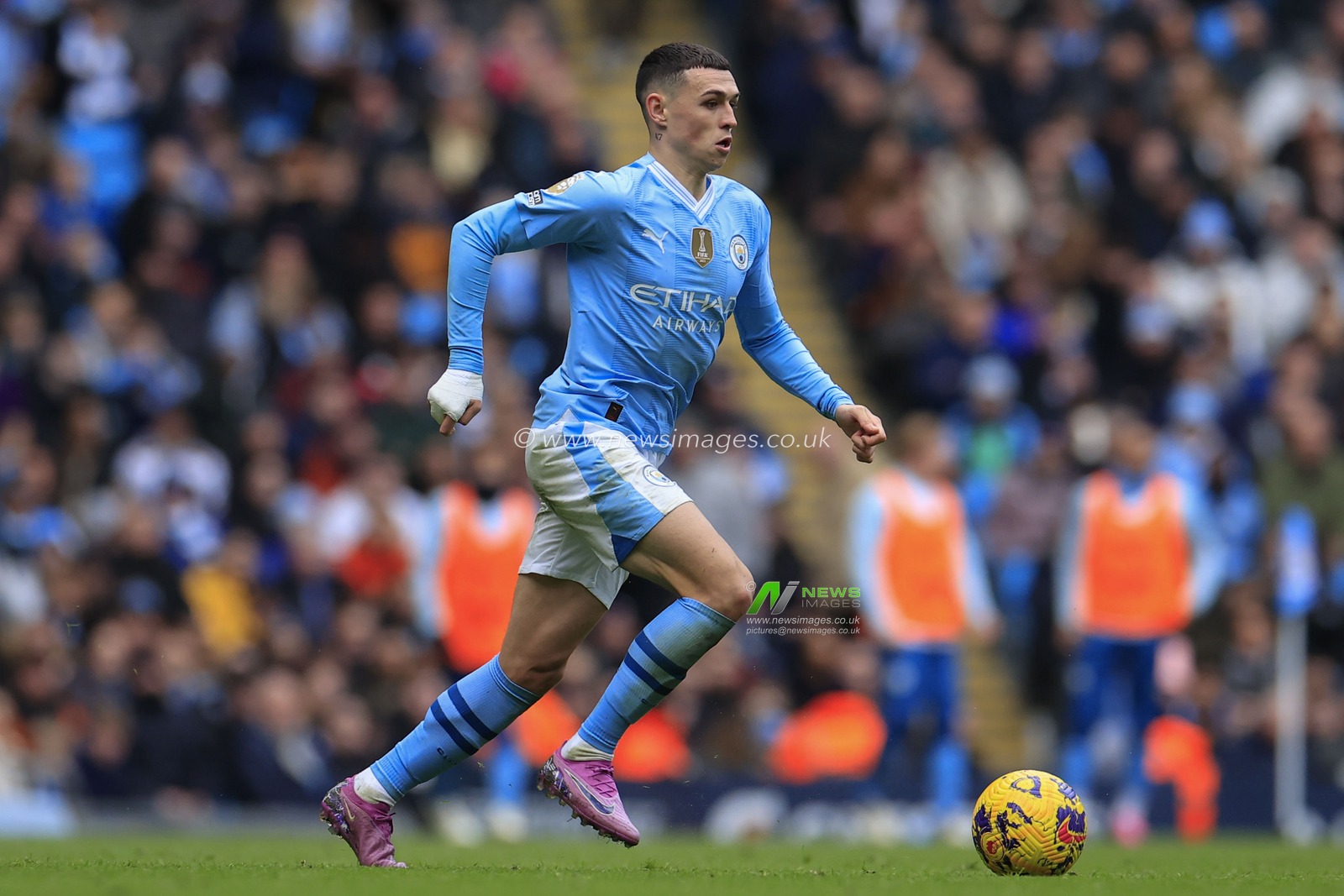 Phil Foden of Manchester City runs with the ball during the Premier League match Manchester City vs Everton at Etihad Stadium, Manchester, United Kingdom, 10th February 2024

(Photo by Conor Molloy/News Images)
