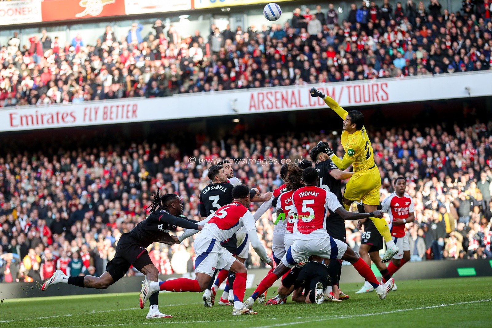 Alphonse Areola of West Ham United makes a save during the Premier League match Arsenal vs West Ham United at Emirates Stadium, London, United Kingdom, 22nd February 2025

(Photo by Izzy Poles/News Images)