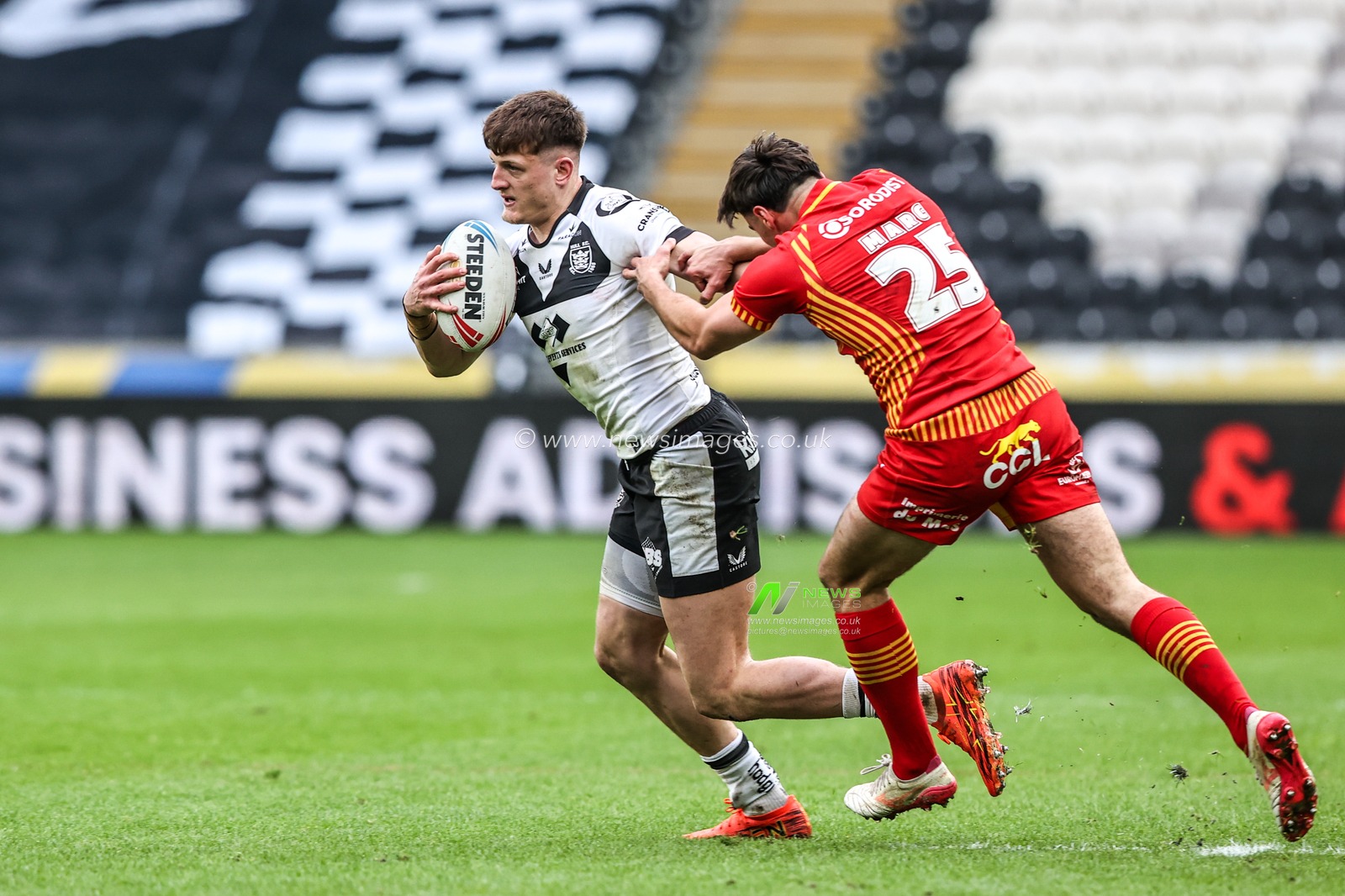 Davy Litten of Hull FC breaks with the ball under pressure from Lenny Marc of Catalans Dragons during the Betfred Super League round 6 match Hull FC vs Catalans Dragons at MKM Stadium, Hull, United Kingdom on 29 March 2026

(Photo by Alfie Cosgrove/News Images)