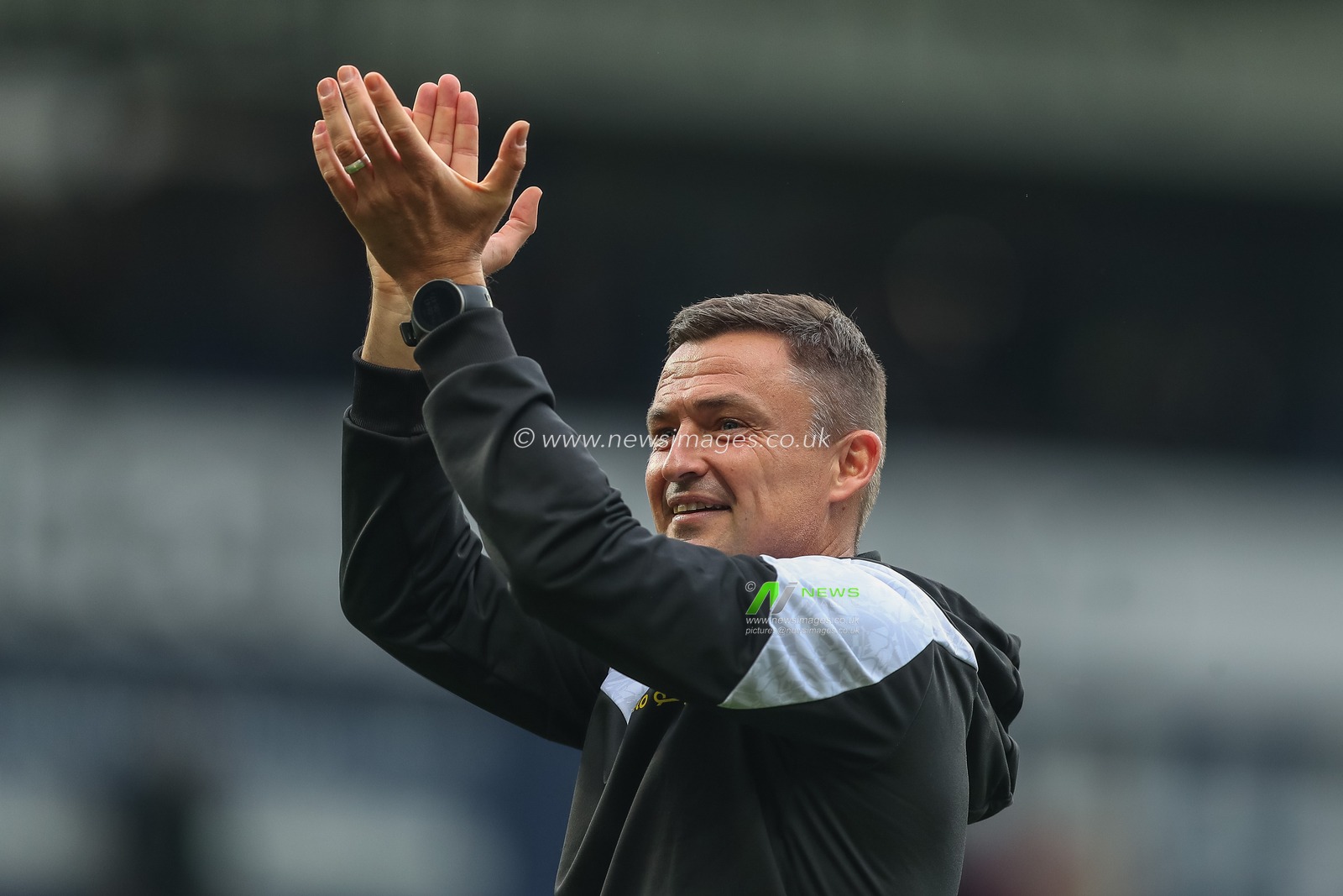 Paul Heckingbottom Manager of Sheffield United applauds the travelling fans after the Sky Bet Championship match West Bromwich Albion vs Sheffield United at The Hawthorns, West Bromwich, United Kingdom, 29th October 2022

(Photo by Gareth Evans/News Images)