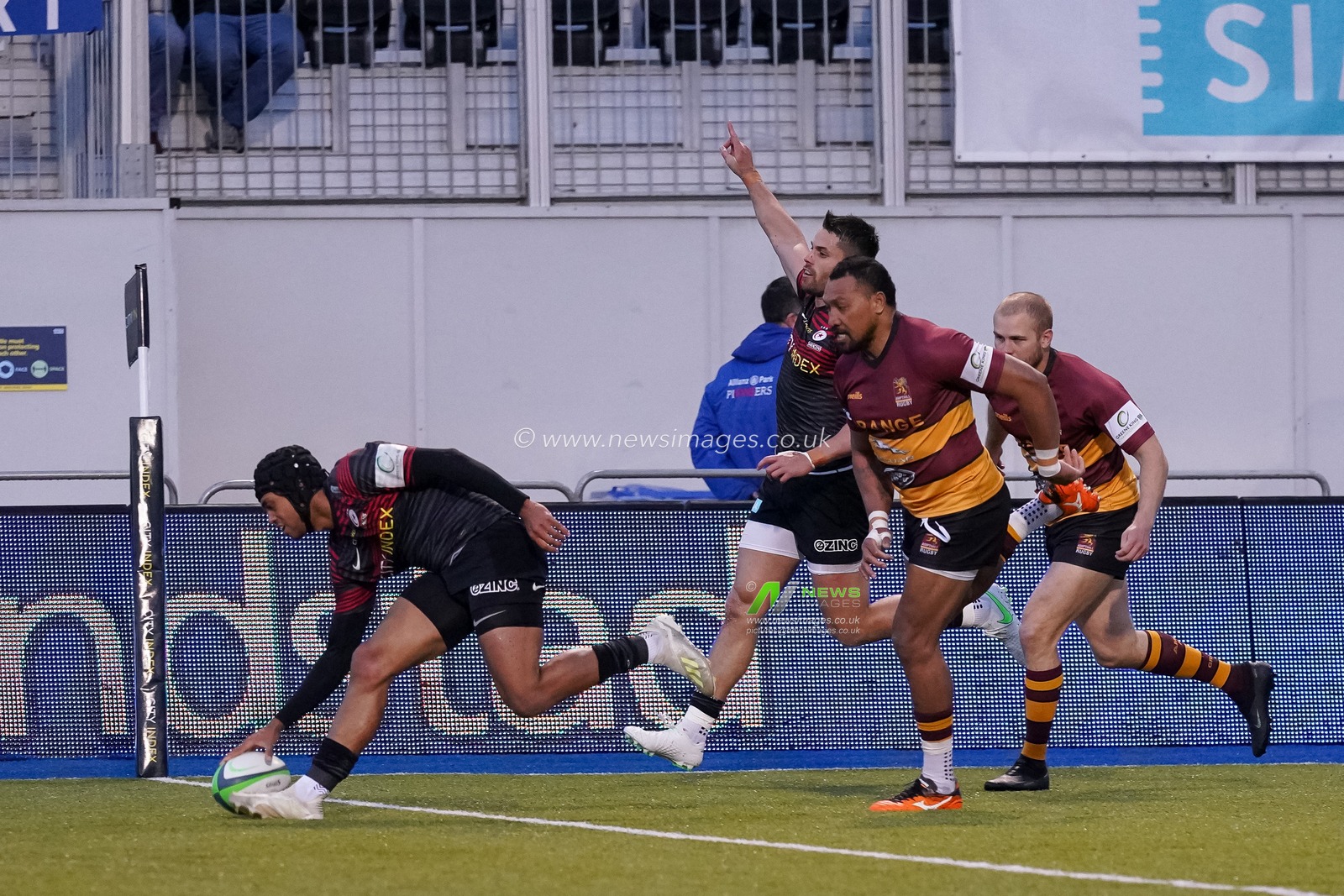 Elliott Obatoyinbo #15 of Saracens scores a try