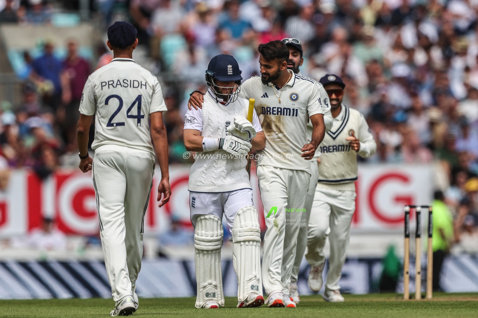 Ben Duckett of England leaves the field after being caught out by Dhruv Jurel of India during the 5th Rothesay Test Match Day 2 England v India at The Kia Oval, London, United Kingdom, 1st August 2025

(Photo by Alfie Cosgrove/News Images)