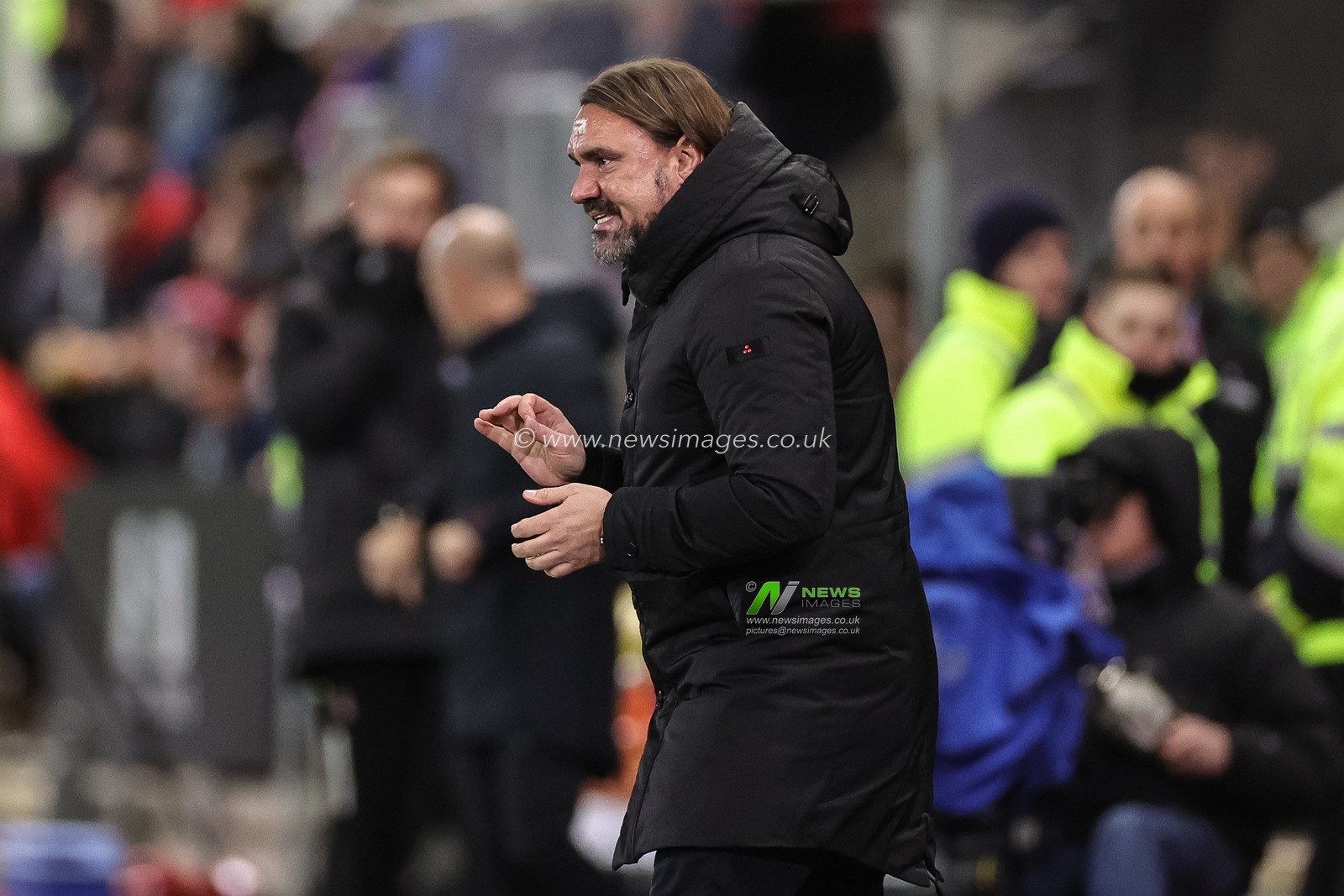 Daniel Farke manager of Leeds United celebrates the goal of Crysencio Summerville #10 of Leeds United during the Sky Bet Championship match Rotherham United vs Leeds United at New York Stadium, Rotherham, United Kingdom, 24th November 2023

(Photo by Mark Cosgrove/News Images)