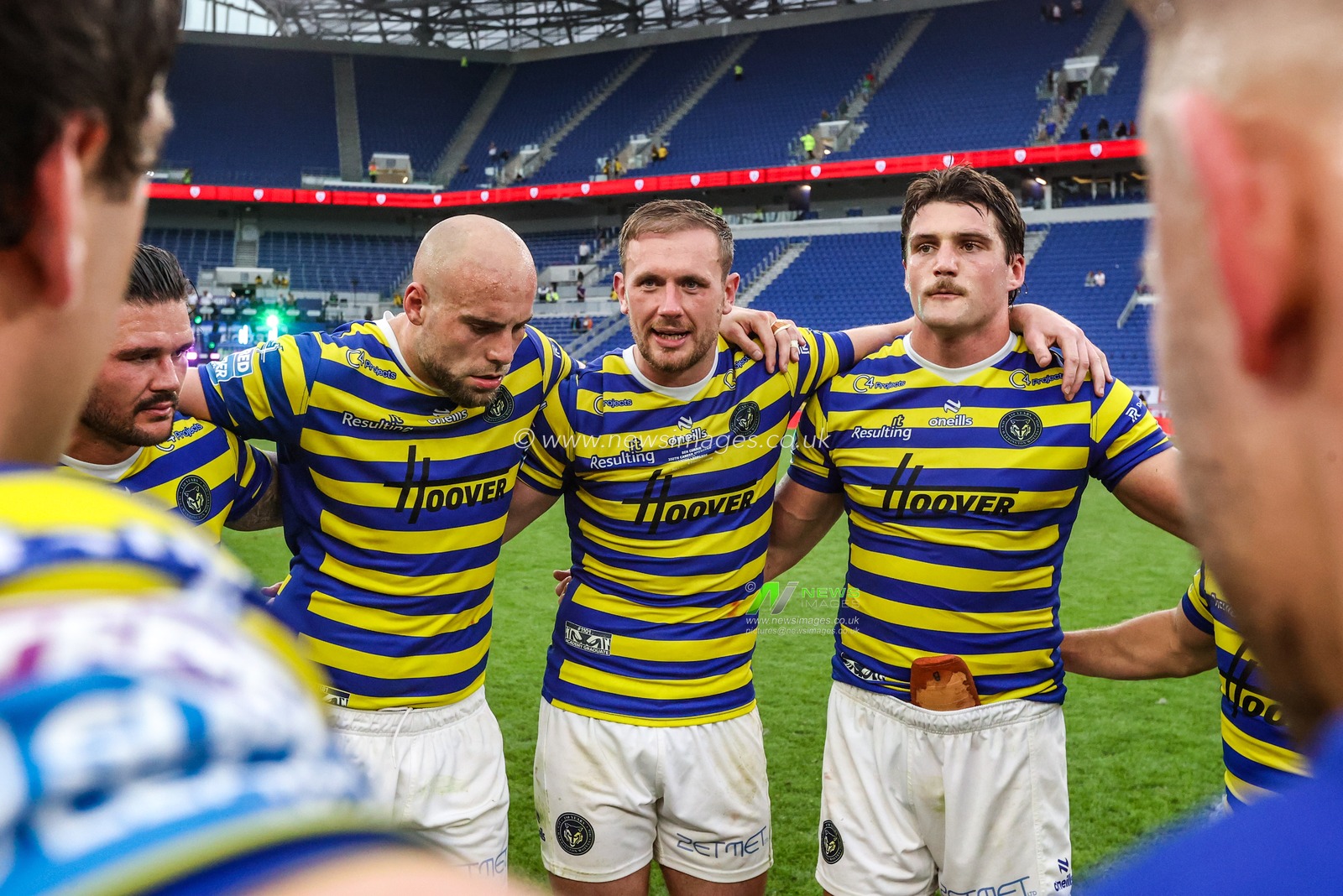 Ben Currie of Warrington Wolves leads a team huddle after the Betfred Super League Magic Weekend match Leigh Leopards vs Warrington Wolves at Leigh Sports Village, Leigh, United Kingdom on 04 July 2026

(Photo by Alfie Cosgrove/News Images)