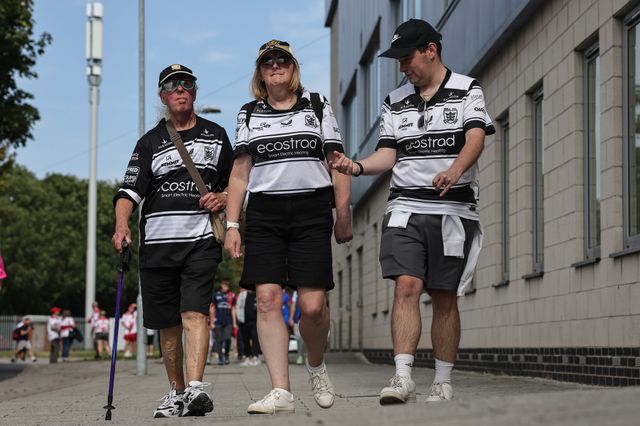 Hull FC fans arrive during the Betfred Super League Round 25 match Hull KR vs Hull FC at Sewell Group Craven Park, Kingston upon Hull, United Kingdom, 7th September 2025

(Photo by Mark Cosgrove/News Images)