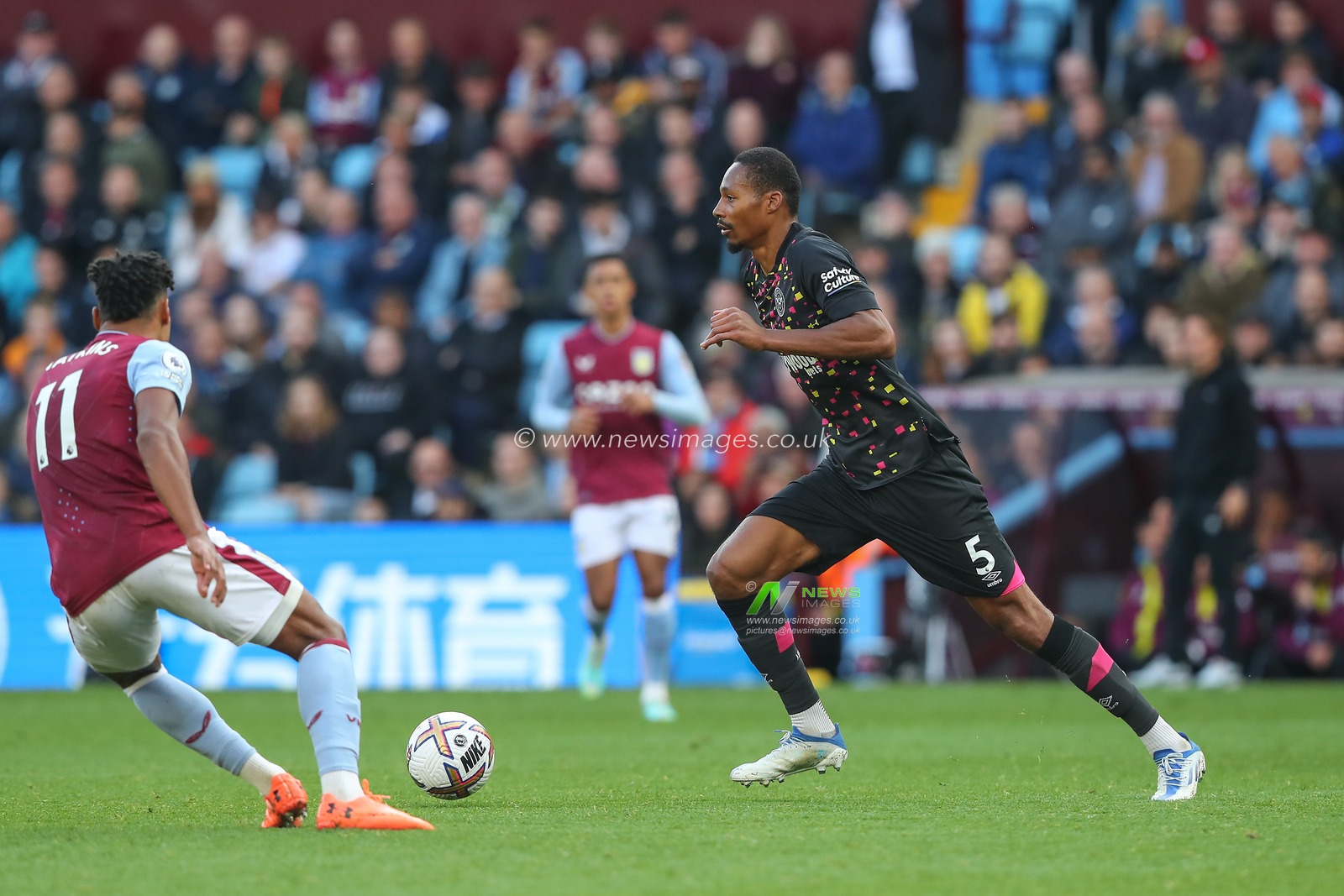 Ethan Pinnock #5 of Brentford dribbles the ball during the Premier League match Aston Villa vs Brentford at Villa Park, Birmingham, United Kingdom, 23rd October 2022

(Photo by Gareth Evans/News Images)
