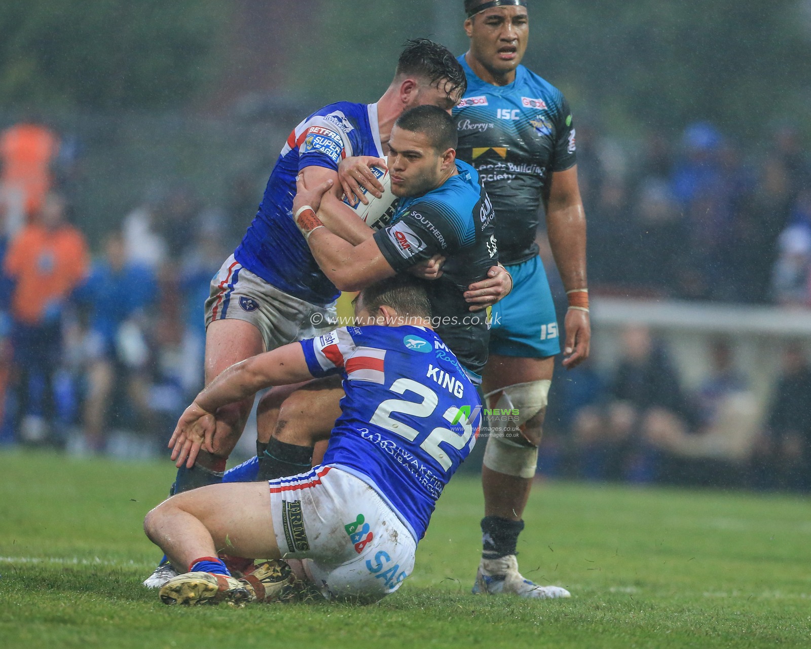 7th June 2019 , Mobile Rocket Stadium, Wakefield, England;  Betfred Super League, Round 17, Wakefield Trinity vs Leeds Rhinos ; Tui Lolohea (6) of Leeds Rhinos is tackled by George King (22) of Wakefield Trinity and Jordan Crowther (26) of Wakefield Trinity 


 

Credit: Mark Cosgrove/News Images