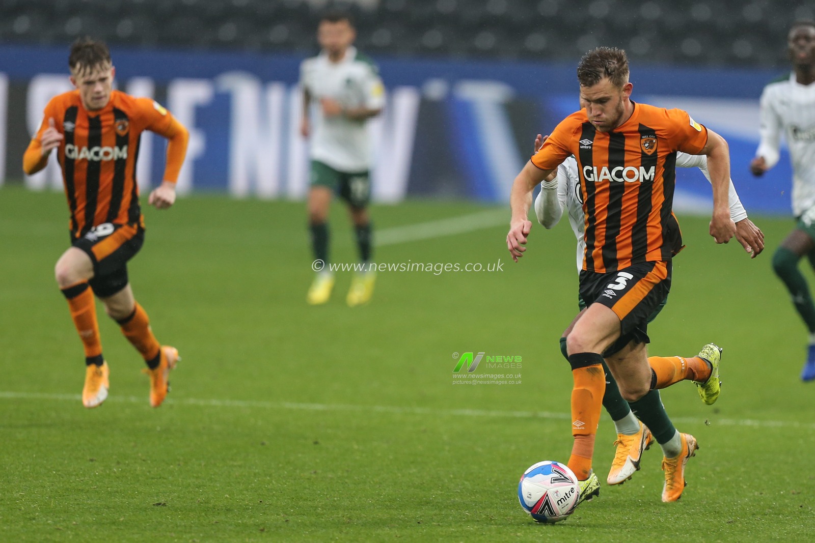 Callum Elder (3) of Hull City runs with the ball