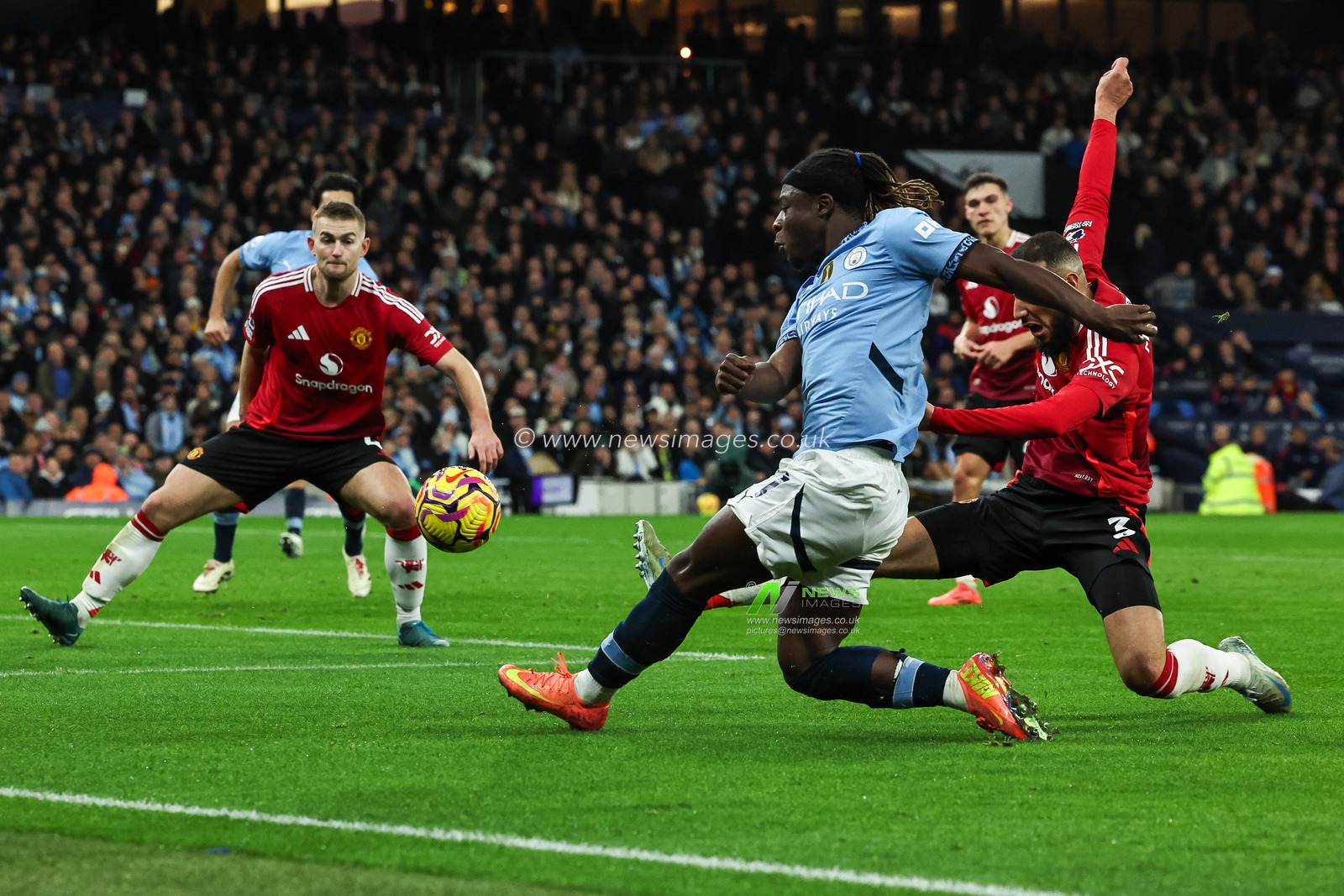 Jeremy Doku of Manchester City crosses the ball during the Premier League match Manchester City vs Manchester United at Etihad Stadium, Manchester, United Kingdom, 15th December 2024

(Photo by Mark Cosgrove/News Images)
