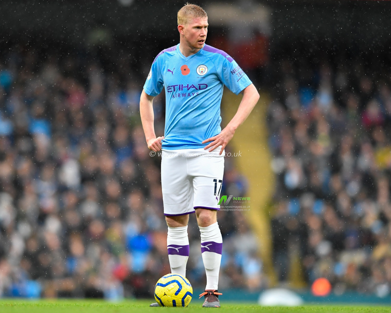 2nd November 2019, Etihad Stadium, Manchester, England; Premier League, Manchester City v Southampton : Kevin De Bruyne (17) of Manchester City waits to take a free kick

Credit: Simon Whitehead/News Images