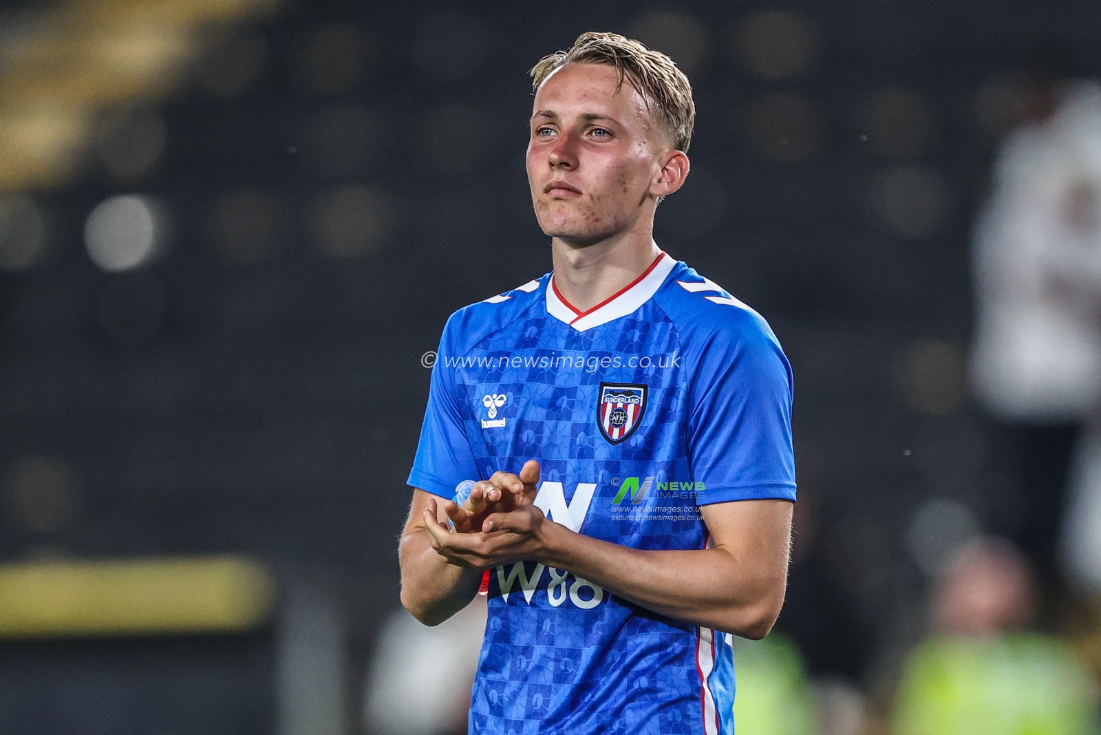 Harrison Jones of Sunderland applauds the fans after the game during the Pre-season friendly match Hull City vs Sunderland at MKM Stadium, Hull, United Kingdom, 29th July 2025

(Photo by Alfie Cosgrove/News Images)