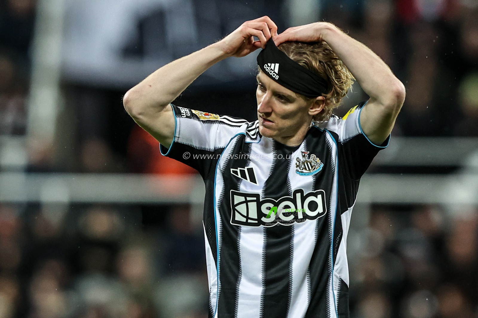 Anthony Gordon of Newcastle United during the Carabao Cup Quarter Final match Newcastle United vs Fulham at St. James's Park, Newcastle, United Kingdom, 17th December 2025

(Photo by Alfie Cosgrove/News Images)

*** GER AUT SUI OUT ***