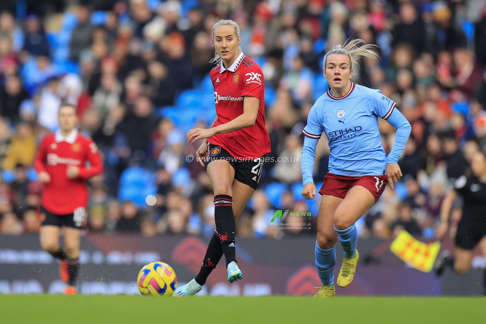 Millie Turner #21 of Manchester United passes the ball watched by Lauren Hemp #11 of Manchester City during of the The FA Women's Super League match Manchester City Women vs Manchester United Women at Etihad Campus, Manchester, United Kingdom, 11th December 2022

(Photo by Conor Molloy/News Images)