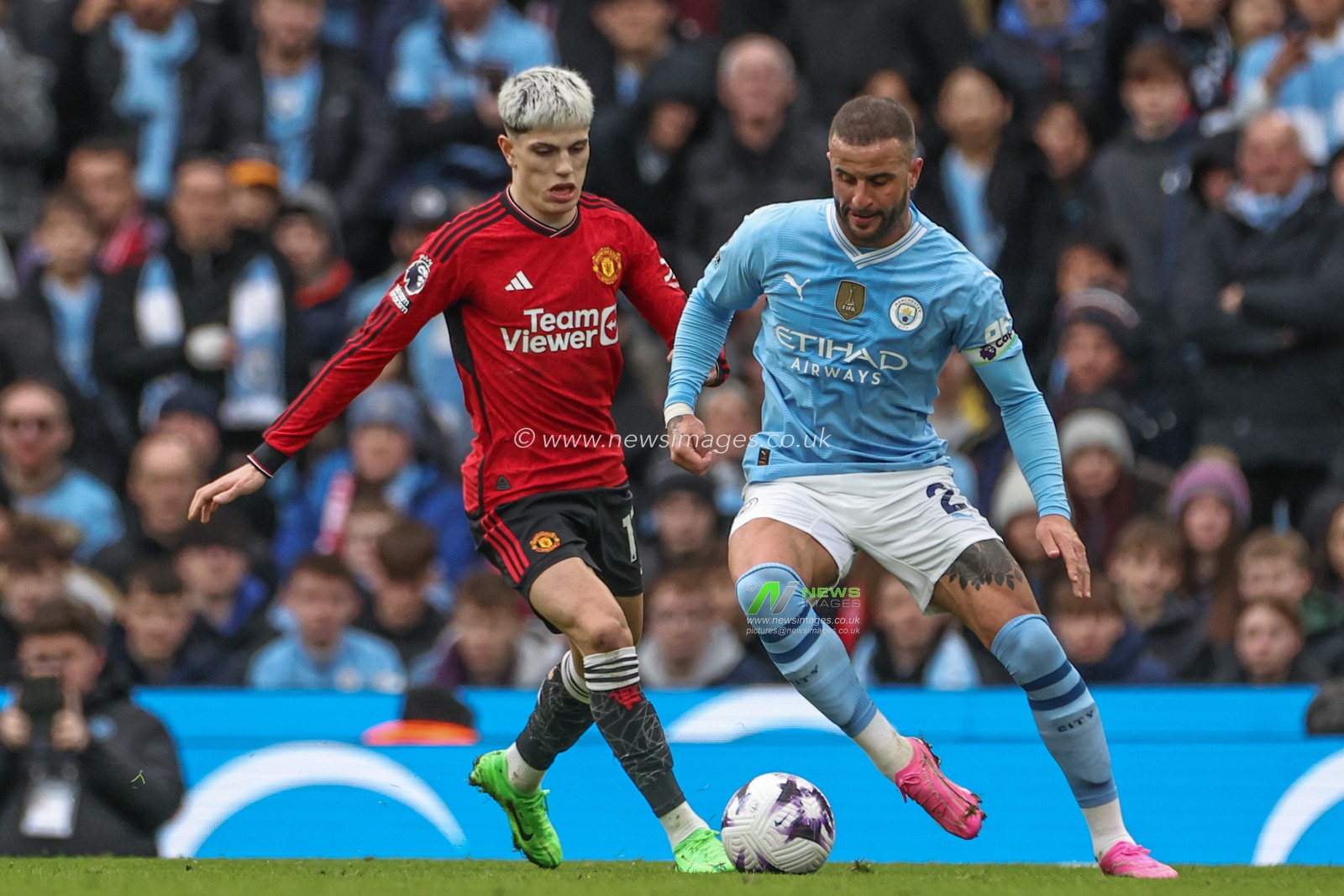 Kyle Walker of Manchester City hold the ball pressured by Alejandro Garnacho of Manchester United during the Premier League match Manchester City vs Manchester United at Etihad Stadium, Manchester, United Kingdom, 3rd March 2024

(Photo by Mark Cosgrove/News Images)