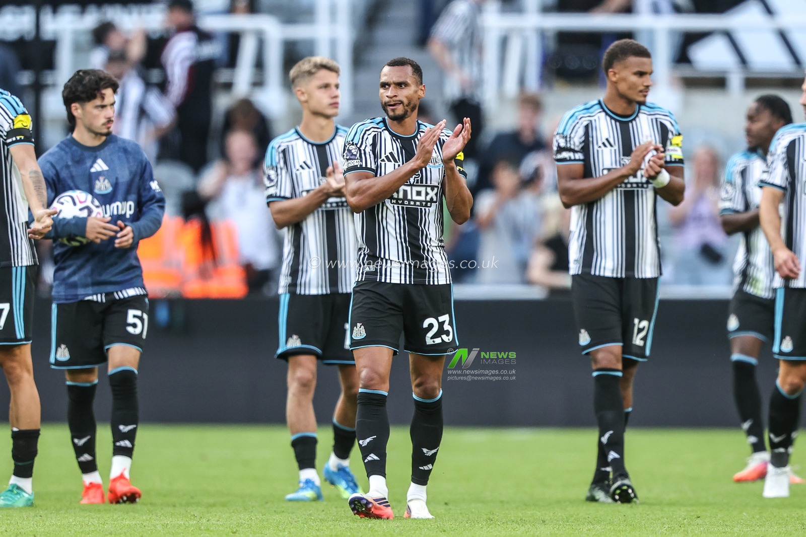 Jacob Murphy of Newcastle United applauds the fans after the game during the Premier League match Newcastle Untied vs Liverpool at St. James's Park, Newcastle, United Kingdom on 23 August 2026

(Photo by Alfie Cosgrove/News Images)