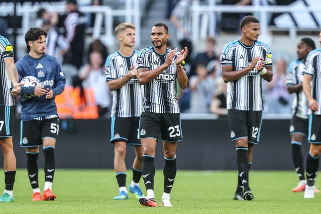 Jacob Murphy of Newcastle United applauds the fans after the game during the Premier League match Newcastle Untied vs Liverpool at St. James's Park, Newcastle, United Kingdom on 23 August 2026

(Photo by Alfie Cosgrove/News Images)