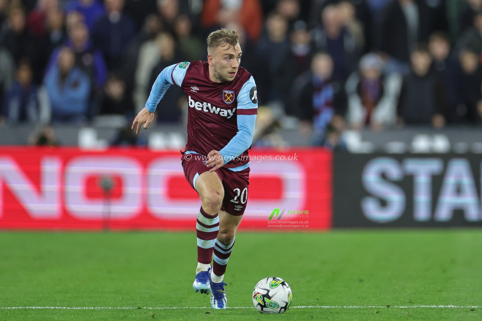 Jarrod Bowen #20 of West Ham United breaks with the ball during the Carabao Cup Fourth Round match West Ham United vs Arsenal at London Stadium, London, United Kingdom, 1st November 2023

(Photo by Mark Cosgrove/News Images)