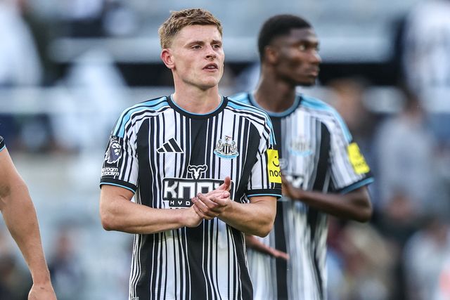 Harvey Barnes of Newcastle United applauds the fans after the game during the Premier League match Newcastle Untied vs Liverpool at St. James's Park, Newcastle, United Kingdom on 23 August 2026

(Photo by Alfie Cosgrove/News Images)