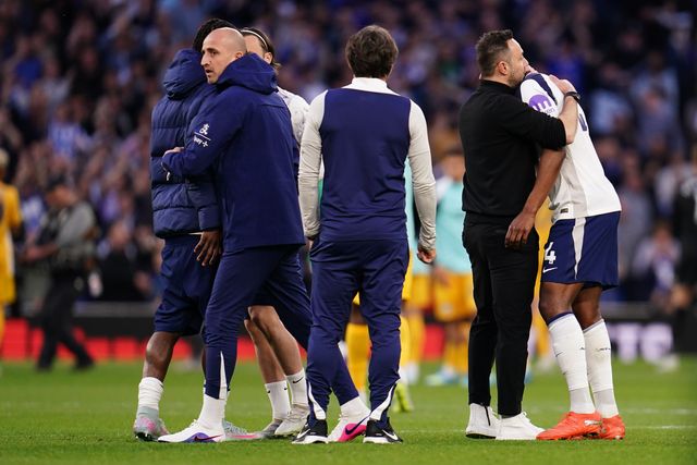 Roberto De Zerbi manager of Tottenham Hotspur consoles Kevin Danso of Tottenham Hotspur after mistake late on during the Premier League match Tottenham Hotspur vs Brighton & Hove Albion at Tottenham Hotspur Stadium, London, United Kingdom on 18 April 2026

(Photo by Harvey Murphy/News Images)