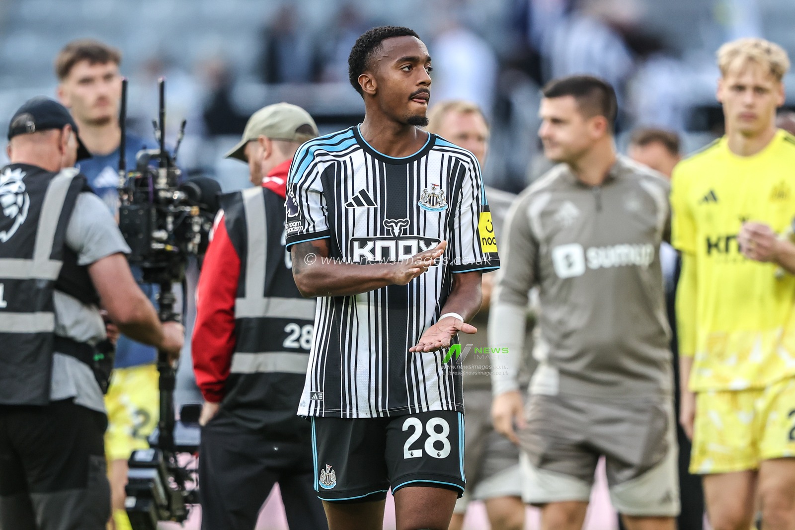 Joe Willock of Newcastle United applauds the fans after the game during the Premier League match Newcastle Untied vs Liverpool at St. James's Park, Newcastle, United Kingdom on 23 August 2026

(Photo by Alfie Cosgrove/News Images)