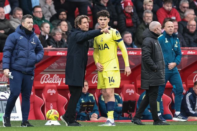 Thomas Frank manager of Tottenham Hotspur gives instruction to Archie Gray of Tottenham Hotspur during the Premier League match Nottingham Forest vs Tottenham Hotspur at City Ground, Nottingham, United Kingdom, 14th December 2025

(Photo by Mark Cosgrove/News Images)

*** GER AUT SUI OUT ***