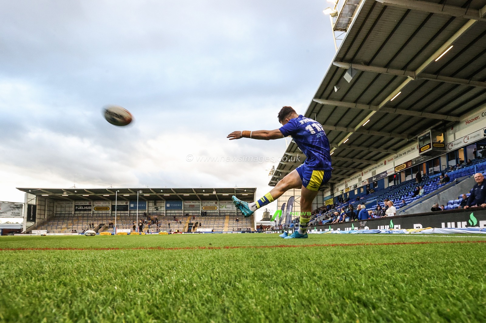 Josh Thewlis of Warrington Wolves in the pre-game warm up during the Betfred Super League Round 24 match Warrington Wolves vs Salford Red Devils at Halliwell Jones Stadium, Warrington, United Kingdom, 29th August 2025

(Photo by Alfie Cosgrove/News Images)