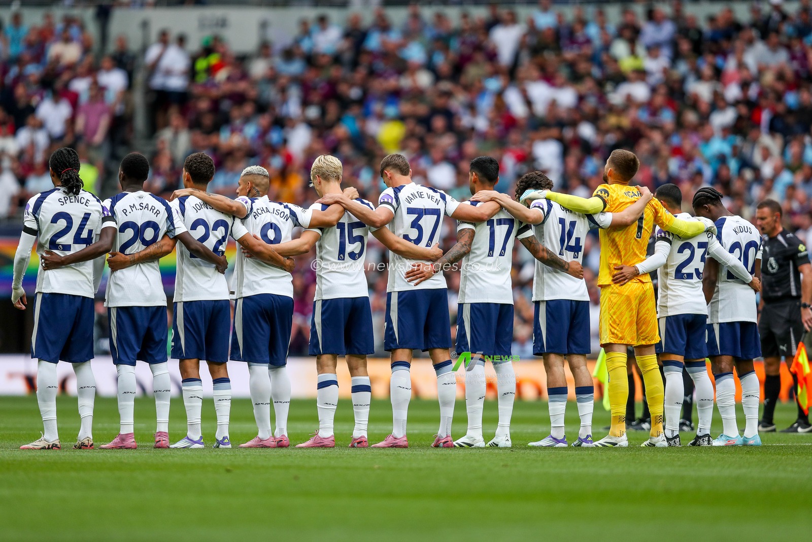 Players, match officials and fans take part in a minutes silence for Andre Silva and Diogo Jota prior to the Premier League match Tottenham Hotspur vs Burnley at Tottenham Hotspur Stadium, London, United Kingdom, 16th August 2025

(Photo by Izzy Poles/News Images)
