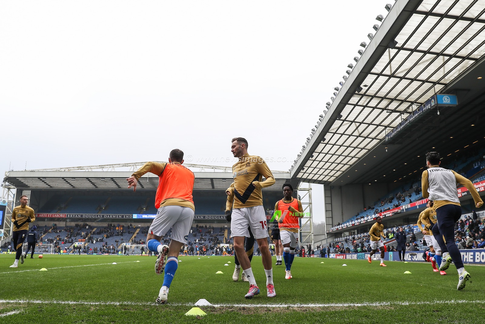 Ryan Hedges of Blackburn Rovers during the pre-game warm up ahead of the Emirates FA Cup Fourth Round Blackburn Rovers vs Wolverhampton Wanderers at Ewood Park, Blackburn, United Kingdom, 9th February 2025

(Photo by Gareth Evans/News Images)