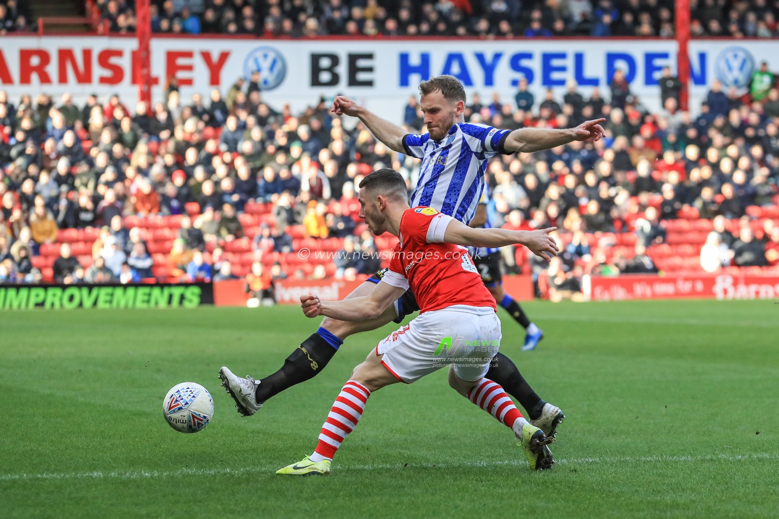 8th February 2020, Oakwell, Barnsley, England; Sky Bet Championship, Barnsley v Sheffield Wednesday : Conor Chaplin (11) of Barnsley crosses the ball into the area