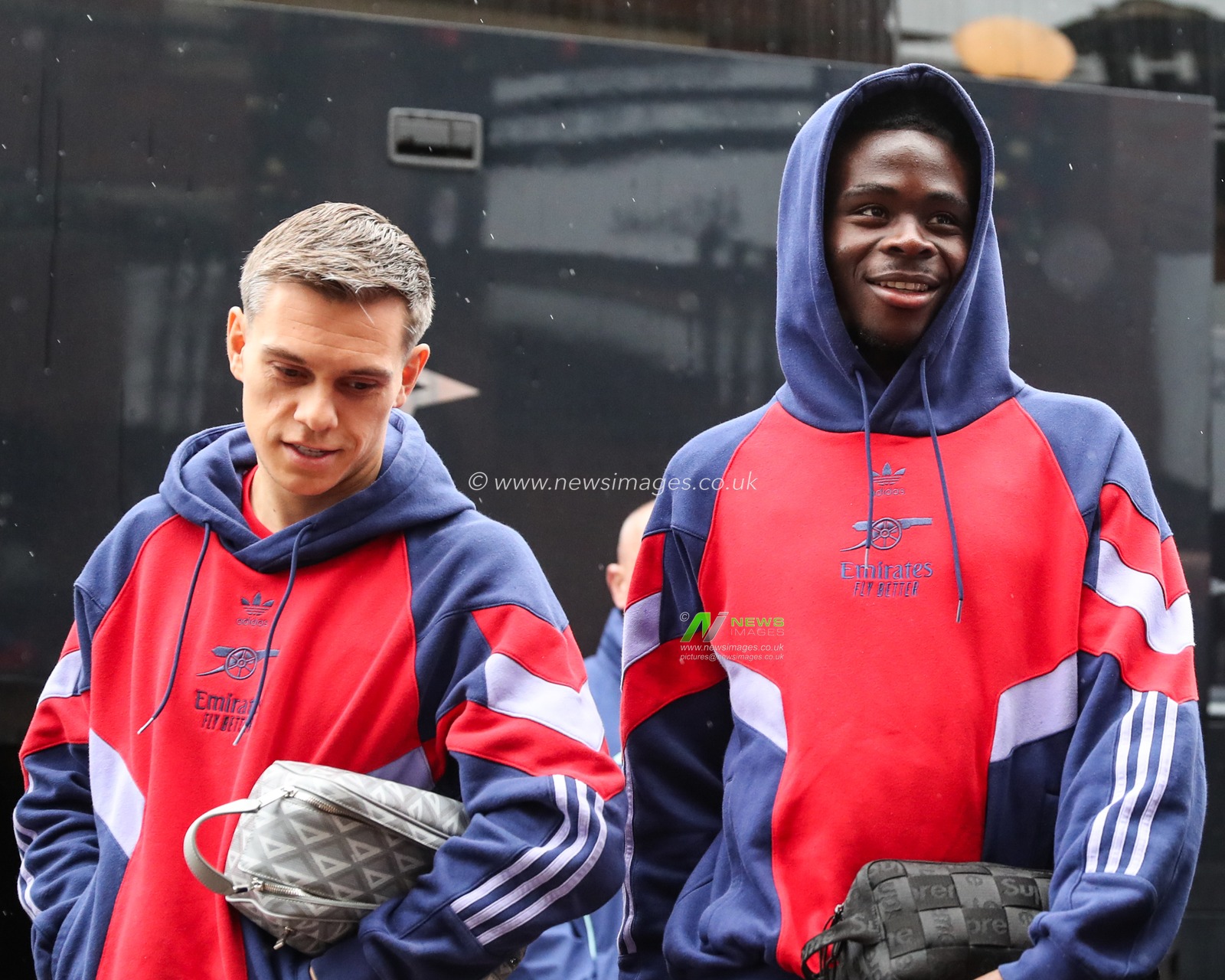Leandro Trossard of Arsenal and Bukayo Saka of Arsenal arrive ahead of the Premier League match Fulham vs Arsenal at Craven Cottage, London, United Kingdom, 8th December 2024

(Photo by Gareth Evans/News Images)