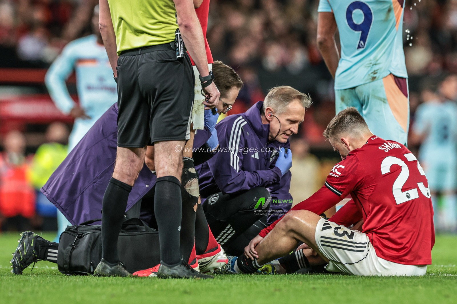 Luke Shaw of Manchester United receives treatment during the Premier League match Manchester United vs Brentford at Old Trafford, Manchester, United Kingdom on 27 April 2026

(Photo by Mark Cosgrove/News Images)