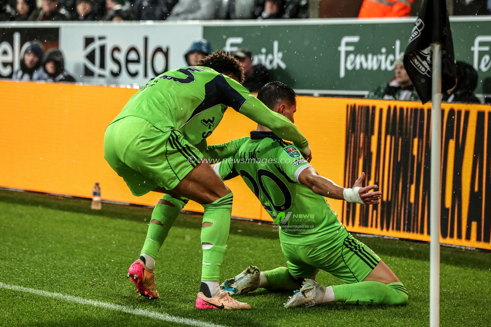 Sasa Lukic of Fulham celebrates his goal to make it 1-1 during the Carabao Cup Quarter Final match Newcastle United vs Fulham at St. James's Park, Newcastle, United Kingdom, 17th December 2025

(Photo by Alfie Cosgrove/News Images)

*** GER AUT SUI OUT ***