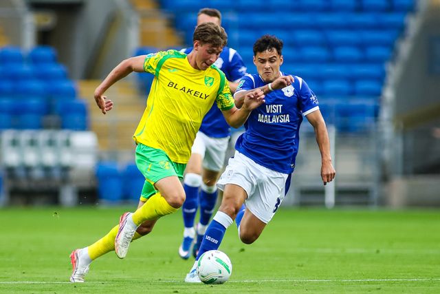 Oscar Schwartau of Norwich City under pressure from Alex Robertson of Cardiff City during the Carabao Cup round 2 match Cardiff City vs Norwich City at Cardiff City Stadium, Cardiff, United Kingdom on 25 August 2026

(Photo by Andrew Lewis/News Images)