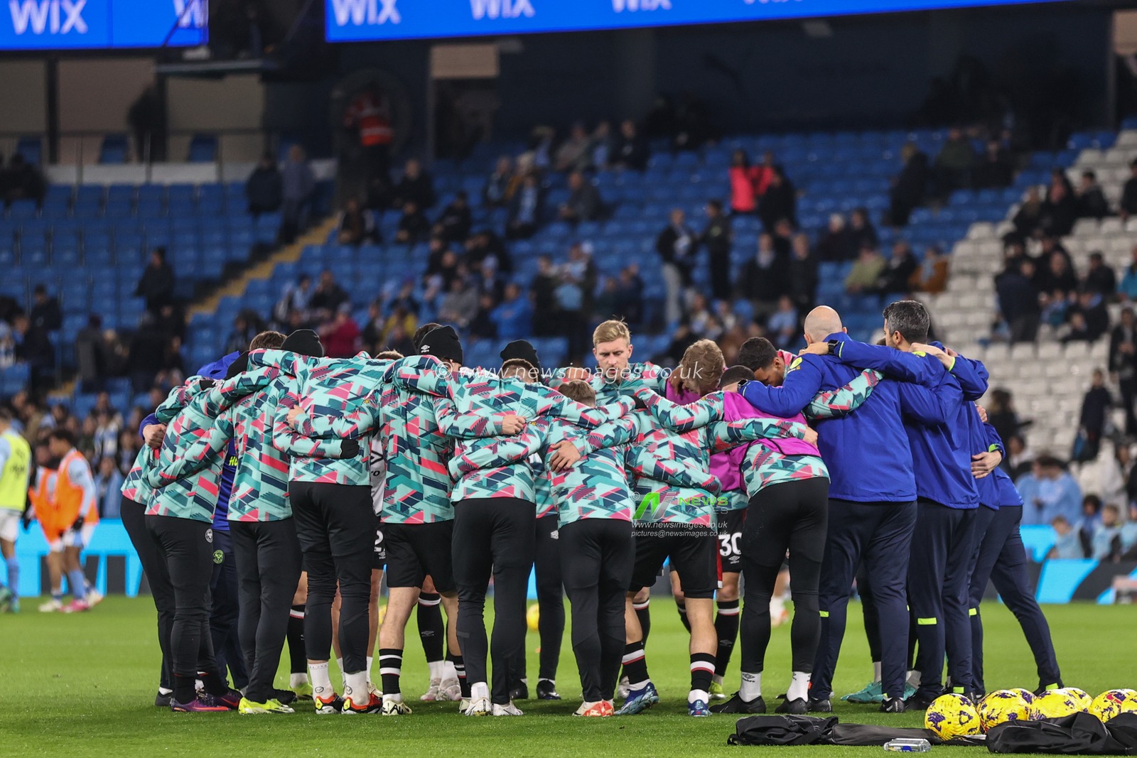 Brentford players have a group huddle during the pre game warmup during the Premier League match Manchester City vs Brentford at Etihad Stadium, Manchester, United Kingdom, 20th February 2024

(Photo by Mark Cosgrove/News Images)