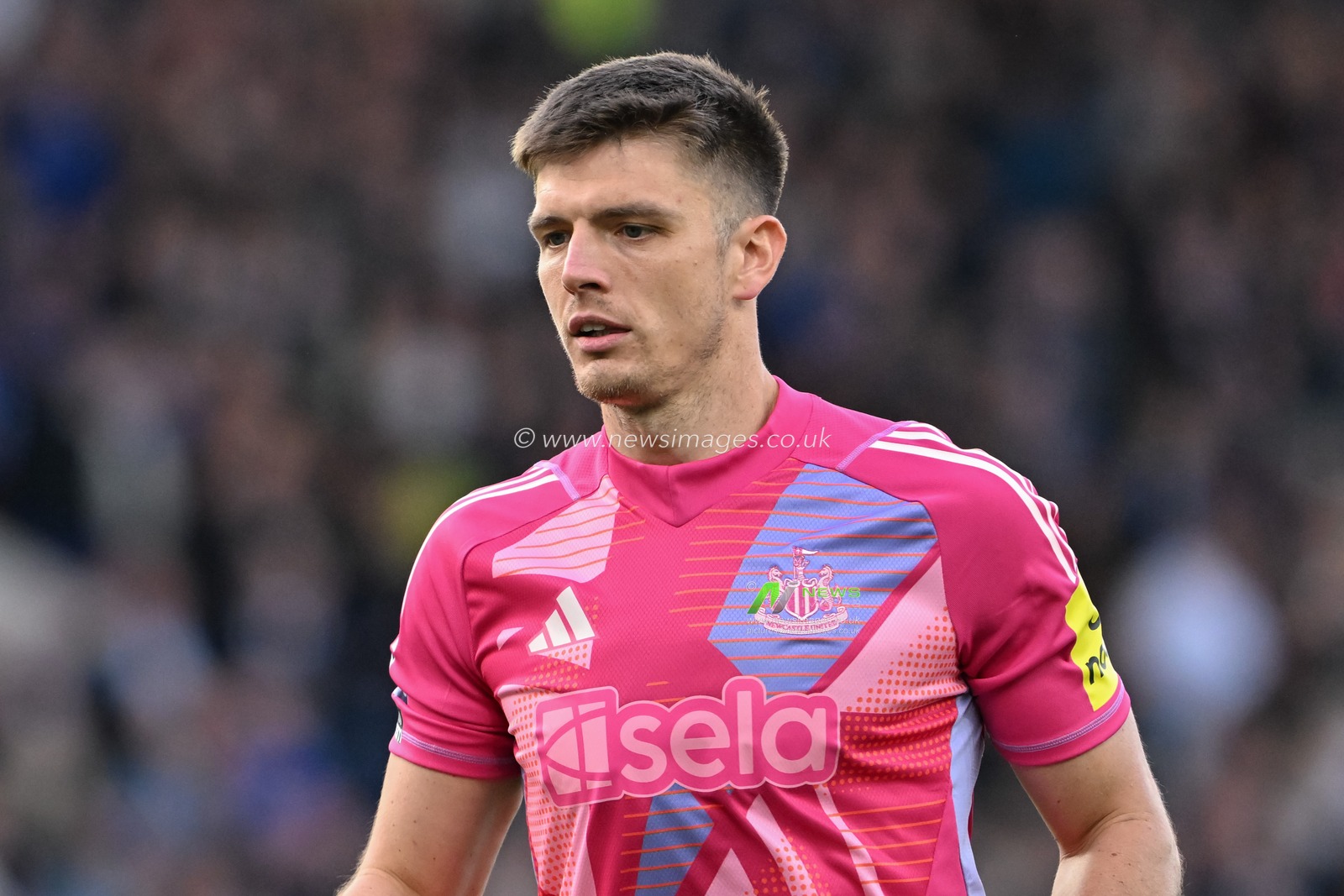 Nick Pope of Newcastle United ahead of the Premier League match Everton vs Newcastle United at Goodison Park, Liverpool, United Kingdom, 5th October 2024

(Photo by Cody Froggatt/News Images)