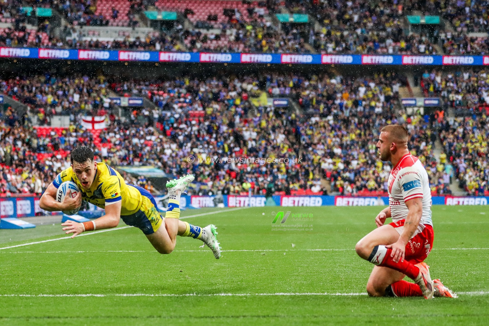 Josh Thewlis of Warrington Wolves goes over for a try during the Betfred Challenge Cup Final Warrington Wolves vs Hull KR at Wembley Stadium, London, United Kingdom, 7th June 2025

(Photo by Izzy Poles/News Images)