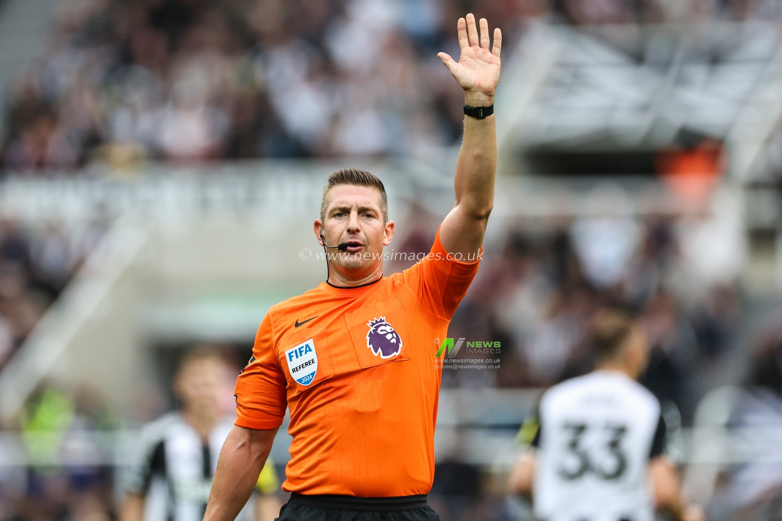 Referee Robert Jones during the Premier League match Newcastle United vs Tottenham Hotspur at St. James's Park, Newcastle, United Kingdom, 1st September 2024

(Photo by Mark Cosgrove/News Images)