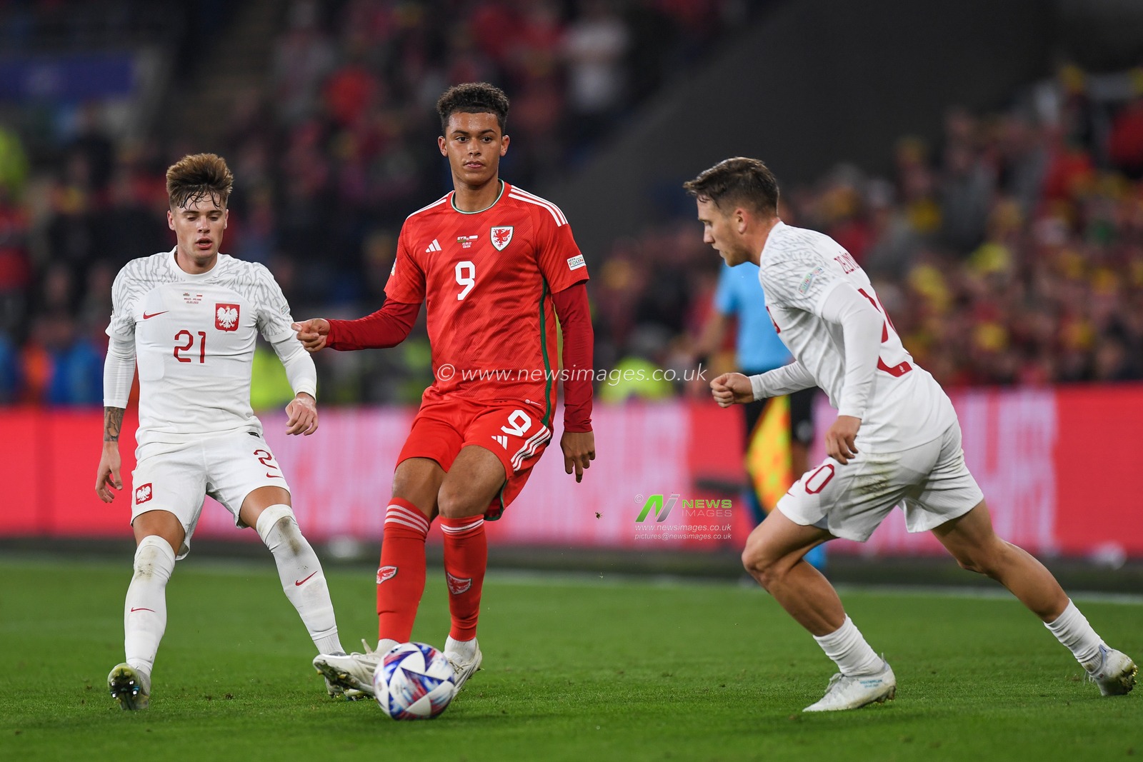 Brennan Johnson of Wales Under pressure from Poland's Piotr Zieli?ski  and Poland's Nicola Zalewski during the UEFA Nations League Group A4 match between Wales vs Poland at Cardiff City Stadium, Cardiff, United Kingdom, 25th September 2022

(Photo by Mike Jones/News Images)
