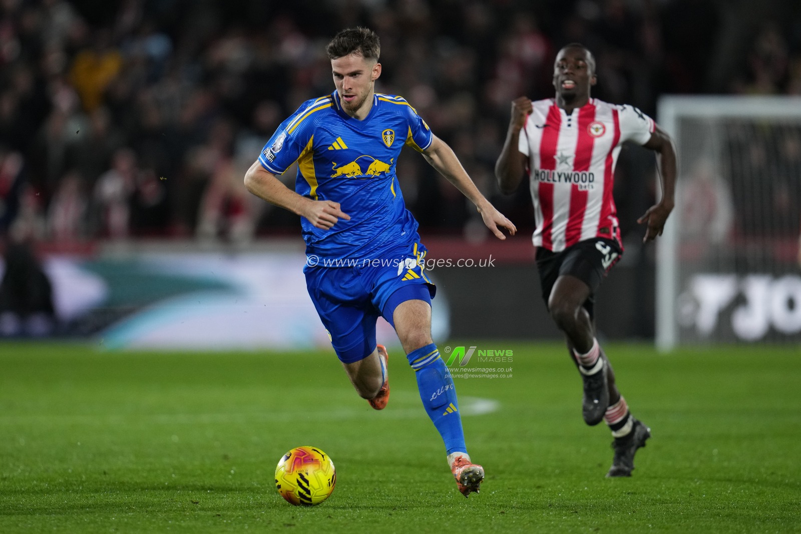 Anton Stach of Leeds United on the ball during the Premier League match Brentford vs Leeds United at The Gtech Community Stadium, London, United Kingdom, 14th December 2025

(Photo by Harvey Murphy/News Images)

*** GER AUT SUI OUT ***