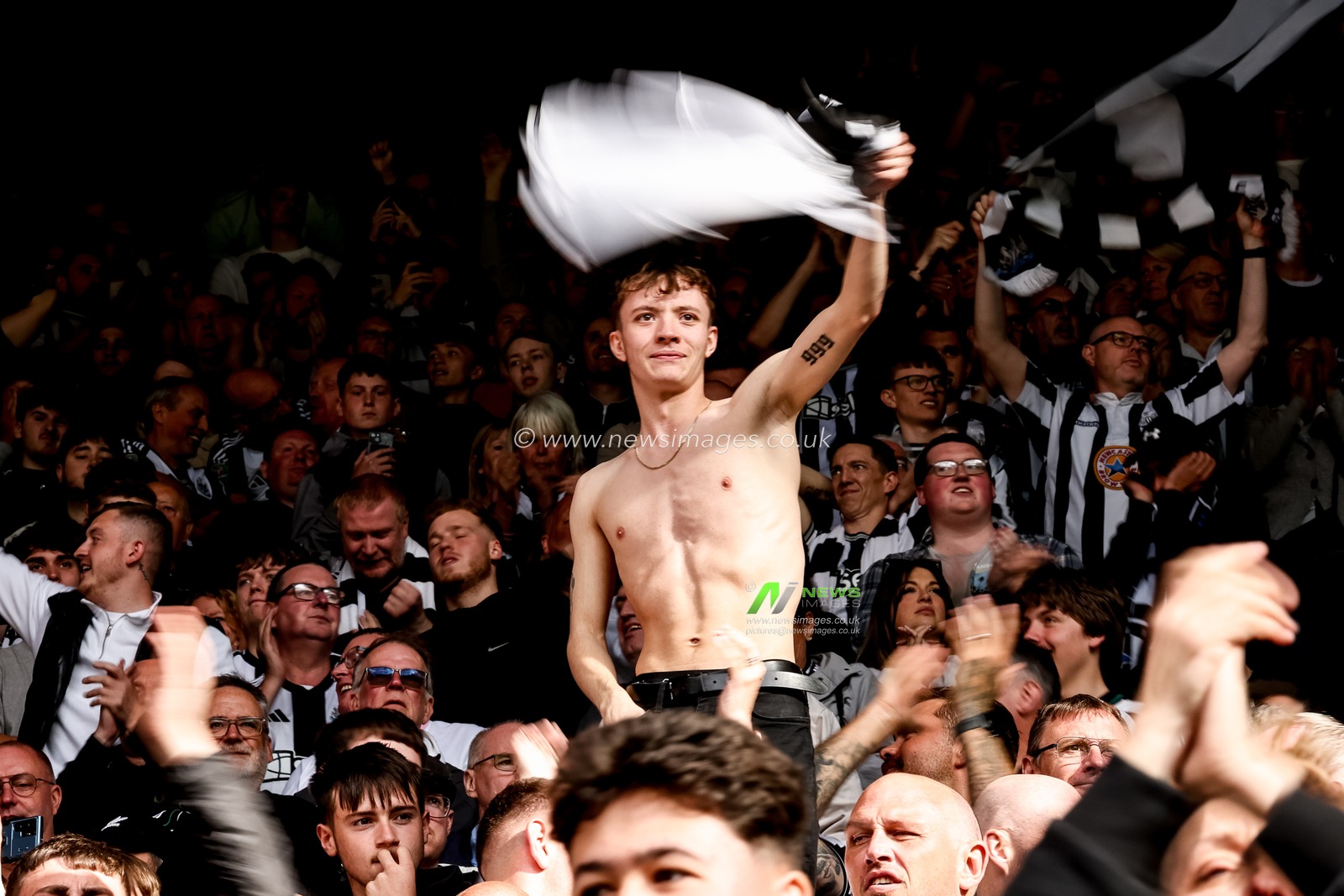 Newcastle fans celebrate securing Champions League football for the 2025/2026 season during the Premier League match Newcastle United vs Everton at St. James's Park, Newcastle, United Kingdom, 25th May 2025

(Photo by Mark Cosgrove/News Images)