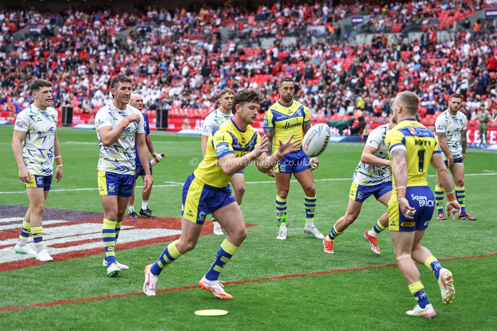 Jordy Crowther of Warrington Wolves in the pre-game warm up during the Betfred Challenge Cup Final Warrington Wolves vs Hull KR at Wembley Stadium, London, United Kingdom, 7th June 2025

(Photo by Mark Cosgrove/News Images)