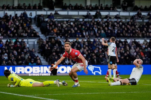 Sam Smith of Wrexham scores to make it 0-1 during the Sky Bet Championship match Derby County vs Wrexham at Pride Park Stadium, Derby, United Kingdom, 4th January 2026

(Photo by Maynard Manyowa/News Images)

*** GER AUT SUI OUT ***