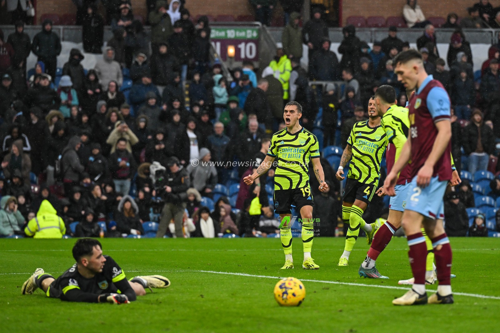 Leandro Trossard of Arsenal celebrates his goal to make it 0-4 during the Premier League match Burnley vs Arsenal at Turf Moor, Burnley, United Kingdom, 17th February 2024

(Photo by Craig Thomas/News Images)