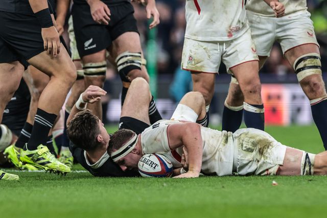 Sam Underhill of England goes over for a try during the Quilter Nations Series 2025 match England vs New Zealand at Allianz Stadium, Twickenham, United Kingdom, 15th November 2025

(Photo by Mark Cosgrove/News Images)

*** GER AUT SUI OUT ***