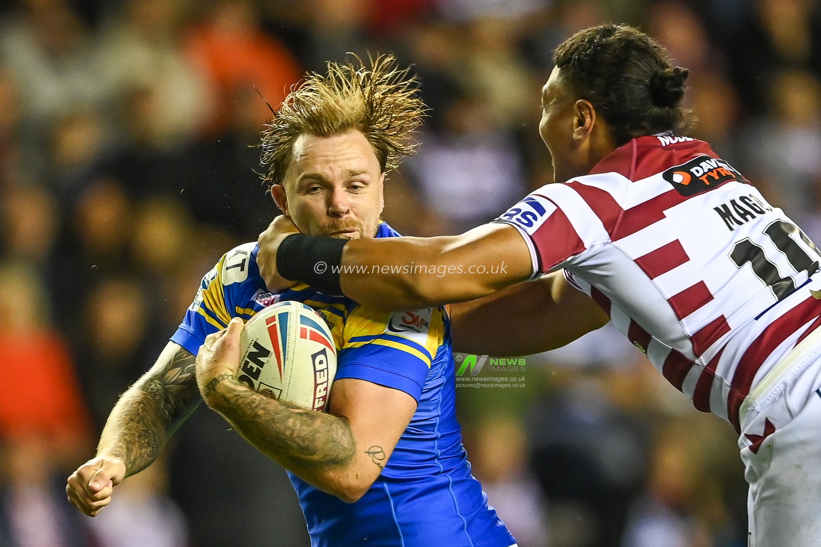 Blake Austin #6 of Leeds Rhinos is tackled high by Patrick Mago #10 of Wigan Warriors during the Betfred Super League match Wigan Warriors vs Leeds Rhinos at DW Stadium, Wigan, United Kingdom, 16th September 2022

(Photo by Craig Thomas/News Images)