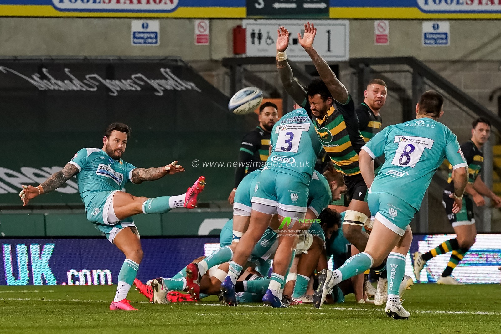 Francois Hougaard #9 of Worcester Warriors kicks the ball