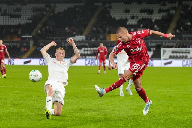 Oleksandr Zinchenko of Nottingham Forest has a shot on goal during the Carabao Cup 3rd Round Swansea City vs Nottingham Forest at Swansea.com Stadium, Swansea, United Kingdom, 17th September 2025

(Photo by Andrew Lewis/News Images)