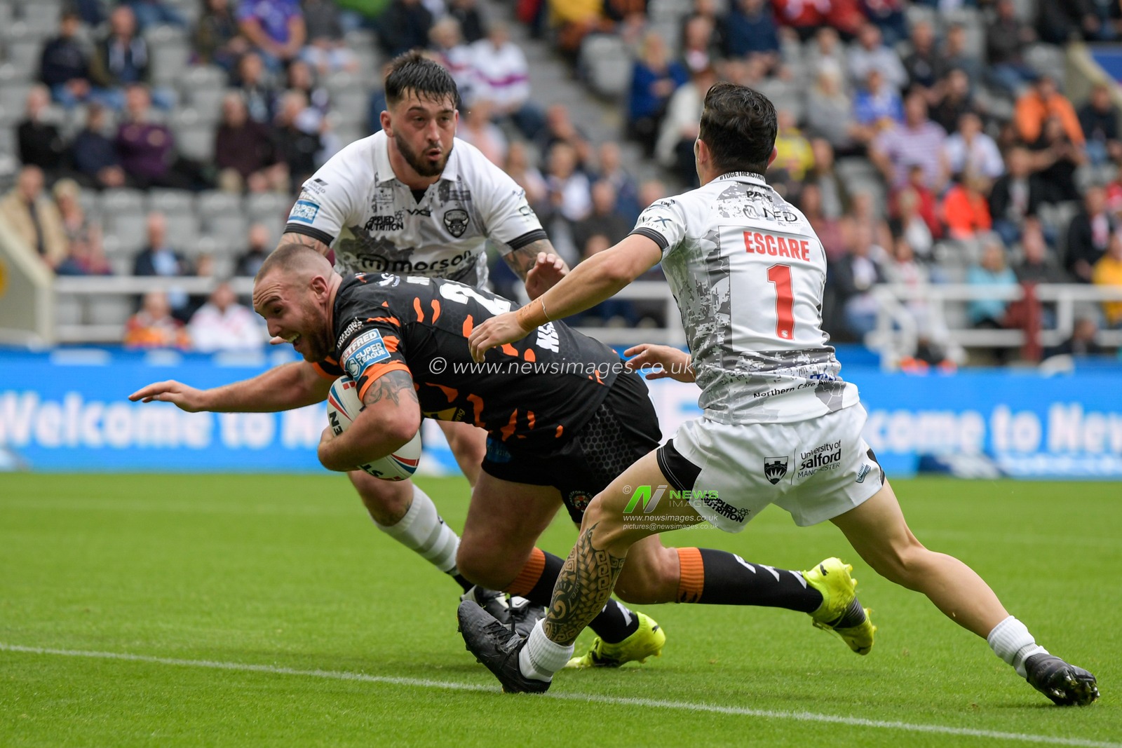 Daniel Smith (22) of Castleford Tigers goes over for a try to make it 10-6
