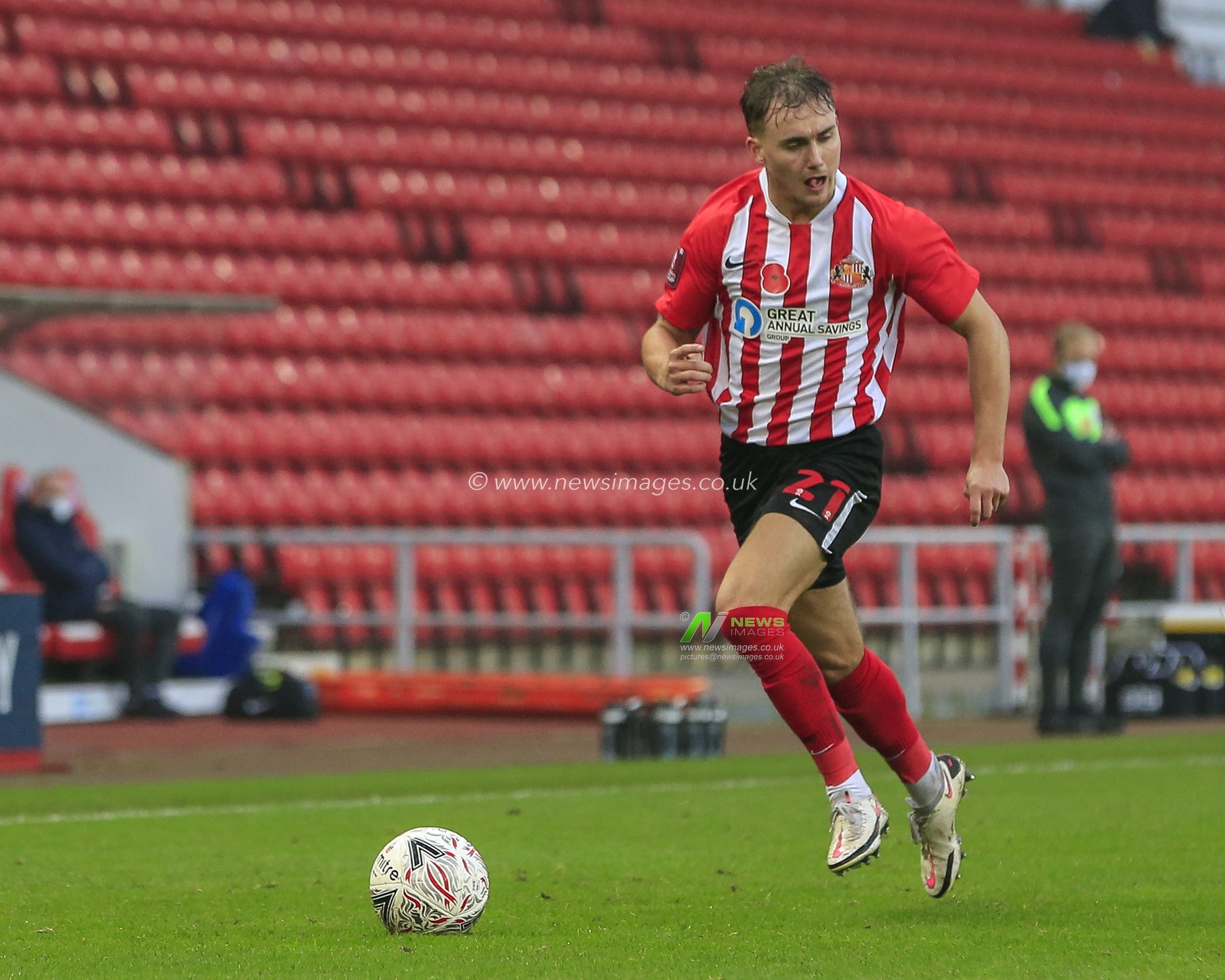 Jack Diamond #21 of Sunderland with the ball